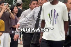 “歐爸中國行瘋狂簽名，蹲不到歐文蹲到了歐爸”