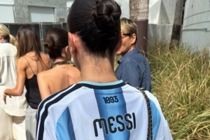 太陽報：貝克漢姆次子與女友共觀世界杯，女友身著梅西球衣