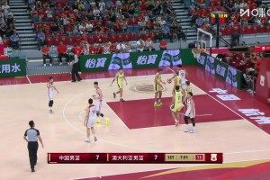 這球硬??！胡金秋頂著對手犯規(guī)打進(jìn)高難度拋投2+1