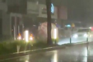一個巨大的充氣世界杯足球四處翻滾，卡車似乎撞上了球~