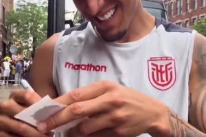被迫在“屁股”上簽名！因卡皮耶：這輩子沒簽過這么奇葩的名