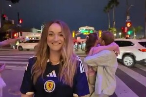 蘇格蘭女球迷正在錄視頻，后面的情侶就抱著啃起來了