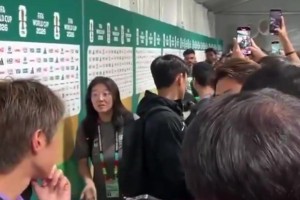 殺人誅心！韓國球員賽后采訪時遭南非球員貼臉唱歌導致沖突