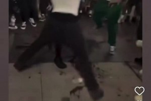 穿羅德曼球衣的都是狠人??！一刺蜜在街頭獨(dú)挑一群尼克斯球迷