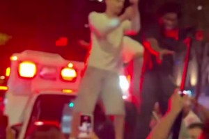 墨西哥球迷在美國(guó)救護(hù)車上揮旗慶祝，美國(guó)警察分分鐘教他做人