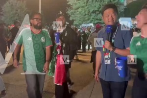 墨西哥球迷圍著韓國記者激情蹦迪，記者在線卑微求個安靜……
