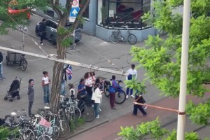 佛得角球迷在國內(nèi)街頭慶祝戰(zhàn)平西班牙，鳴笛歡呼響徹街道！