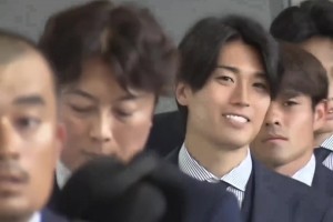 果然是兼職男模特！日本隊(duì)回國，中村敬斗因身穿西裝太帥了爆火