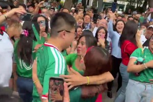 韓流影響力！墨西哥女球迷們搶著和韓國男球迷接吻