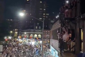 真正的大慶典！尼克斯奪冠，一整條街被人海堆滿！