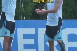 太熱了！梅西&德保羅訓(xùn)練中用礦泉水降溫解暑