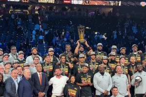 一年兩冠歷史首隊(duì)！去年尼克斯勝馬刺奪NBA杯冠軍捧杯時(shí)刻