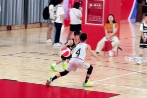 他1v1能把吧友給虐了？看一看這位小學生的絲滑控球技術