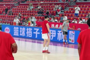 訓(xùn)練中王俊杰連續(xù)跳投三分打鐵 但依然能面露笑容充滿信心！
