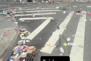 昨日尼克斯奪冠， 紐約球迷在街頭瘋狂慶祝，留下一地垃圾