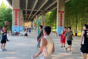 神仙野球場，建在高架橋下面，夏天打球不會被太陽曬
