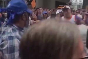 好家伙！尼克斯游行，倆女子起沖突，女子扯下另一人褲子猛擊臀部