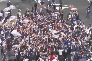 震撼！得知日本隊(duì)絕平后，澀谷十字路口的上班族們陷入瘋狂！