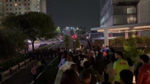 墨西哥球迷深夜在英格蘭酒店外燃放鞭炮，安保未采取措施