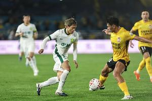 青島西海岸主場2-1戰(zhàn)勝海港后，中超聯(lián)賽中保持13輪不敗戰(zhàn)績