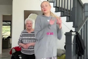 暖心一幕，WNBA卡梅倫布林克與奶奶家中跳舞 ！