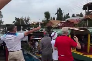 入鄉(xiāng)隨俗！英格蘭球迷包下墨西哥彩船為球隊(duì)助威！