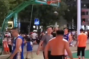 文班亞馬來(lái)防心態(tài)都得崩！野球場(chǎng)這哥不看上籃到底怎么防？