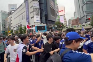 絕平時(shí)刻燃爆清晨！日本隊(duì)絕平后，十字路口秒變狂歡海洋！