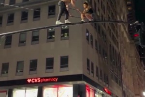 一對紐約的情侶爬上紅綠燈桿接吻，慶祝尼克斯奪冠！