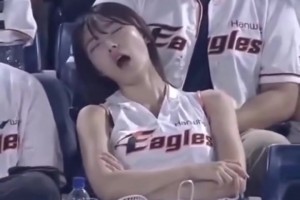 韓國籃球賽現(xiàn)場，美女看球看到睡著？
