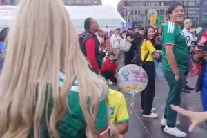 啊？在墨西哥對陣韓國賽前，巴西球迷和墨西哥女孩親上了