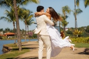 俊男美女！勇士桑托斯喜結(jié)連理，妻子同是巴西人，也是沙灘排球運(yùn)動員