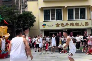 出盡風(fēng)頭！幼兒園父親節(jié)籃球賽 籃球奶爸上演各種暴扣/進球