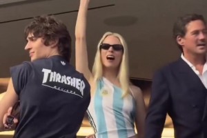 小蠻腰！女星安雅·泰勒-喬伊身穿場邊阿根廷球衣扭舞