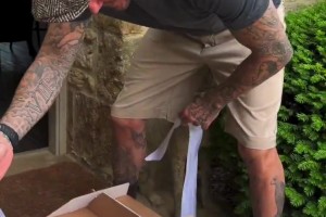 維多利亞分享了一段溫馨視頻，貝克漢姆的父親節(jié)禮物是兩只小公雞