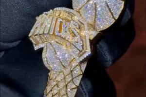 壕！尼克斯球員獲贈定制鑲鉆冠軍項鏈 隊標和獎杯完美結(jié)合