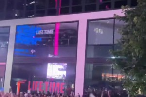 尼克斯末節(jié)反超馬刺，在紐約觀賽的球迷全都沸騰了！