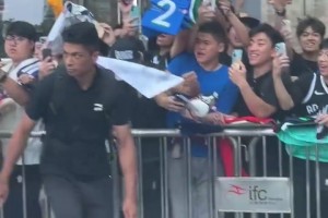 相當(dāng)寵粉??歐文中國行一落地，直接開始給球迷簽名~