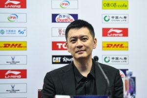 楊鳴表示：世界杯中場(chǎng)，眾多前鋒渴了餓了紛紛出現(xiàn)，誰(shuí)還記得后衛(wèi)呢？