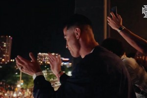 人山人海！賽后C羅和隊友們一起與球迷慶祝