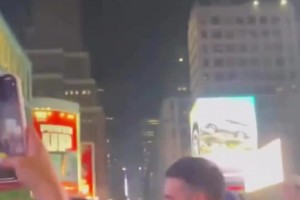 雷神之蕉？尼克斯球迷將香蕉丟入人群后又被精準(zhǔn)丟回 ...