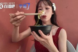 上田綺世的名模老婆吃飯被鳥(niǎo)搶劫，瞬間變成表情包~