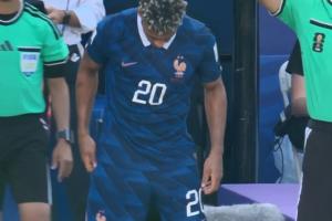 法國(guó)第61分鐘進(jìn)行換人，杜埃替下巴爾科拉上場(chǎng)