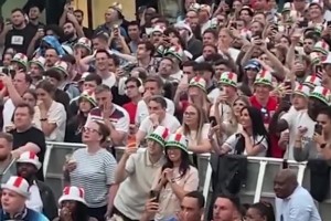 直擊倫敦Boxpark觀賽區(qū)：凱恩點射命中，英格蘭球迷拋灑啤酒狂歡