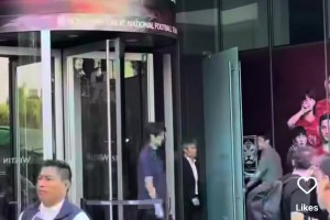 當洪明甫出來時球迷大聲要求他辭職！但洪明甫看了一眼便直接走了