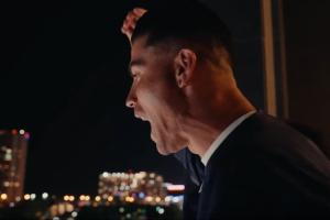 震撼！C羅賽后攜葡萄牙隊友于酒店陽臺亮相，深夜與數(shù)千球迷共慶