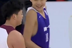 來看看15歲楊瀚森參加耐高比賽：蓋帽像姚明、長傳像約基奇