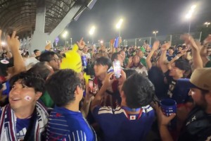 藍色海洋！日本球迷賽后集體嗨皮大喊：日本！日本！