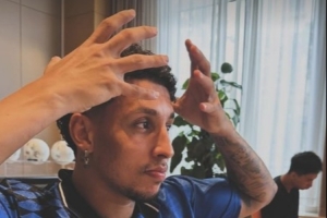 瓦科曬克雷桑身著阿根廷復古球衣的照片，并擺出戴皇冠的姿態(tài)