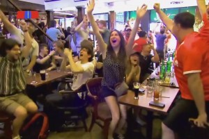 球迷狂喜！加拿大補(bǔ)時(shí)上演絕殺！加拿大各地球迷瘋狂慶祝瞬間！